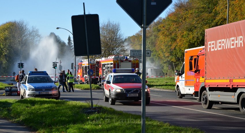 VU Tanklastzug umgestuerzt Huerth Industriestr P253.JPG